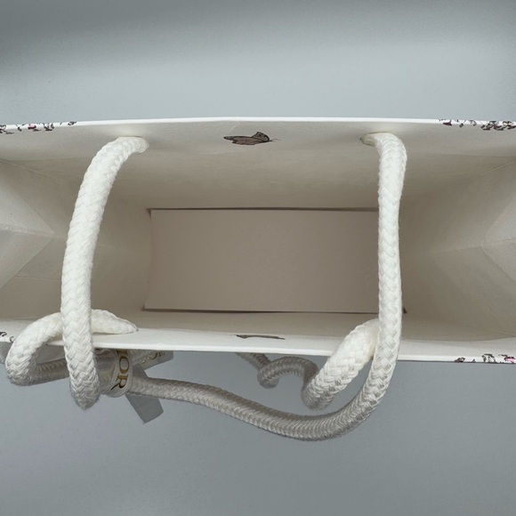 💞Authentic💞Dior holiday shopping bag with ribbon. BRAND NEW - Picture 6 of 10